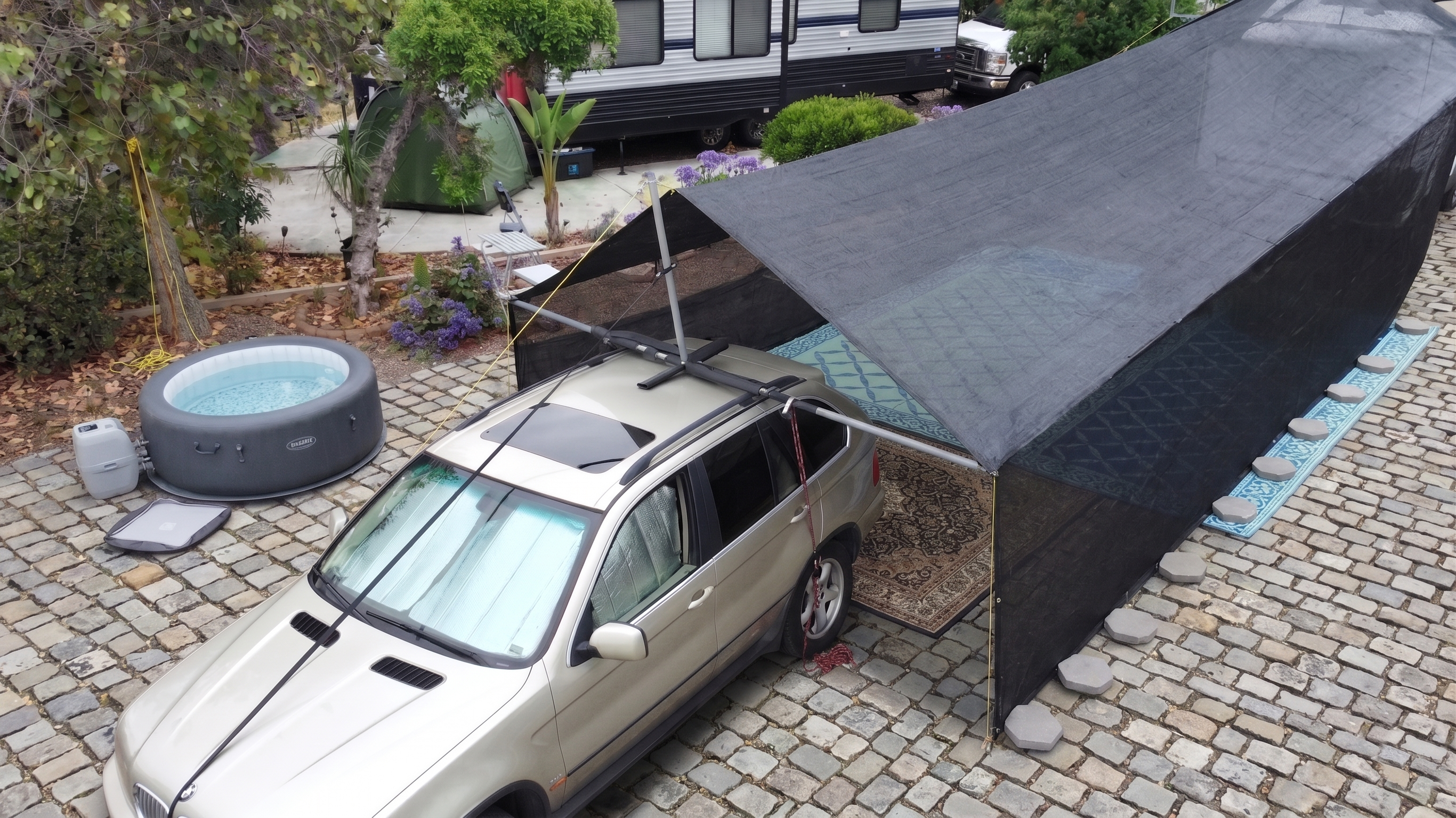 Hovershade covering a Suv and trailer as a breezway